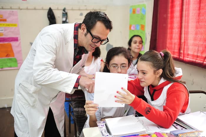 Docente trabajando con estudiantes en el aula